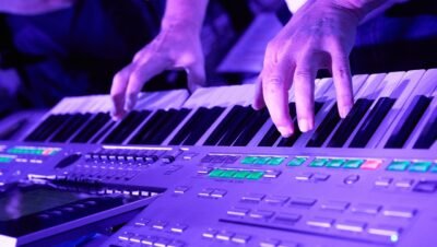 acessórios essenciais para estudar teclado em casa sem gastar muito