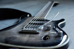 o que considerar ao comprar sua primeira guitarra baixo para estudo