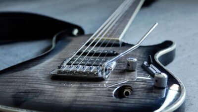 o que considerar ao comprar sua primeira guitarra baixo para estudo